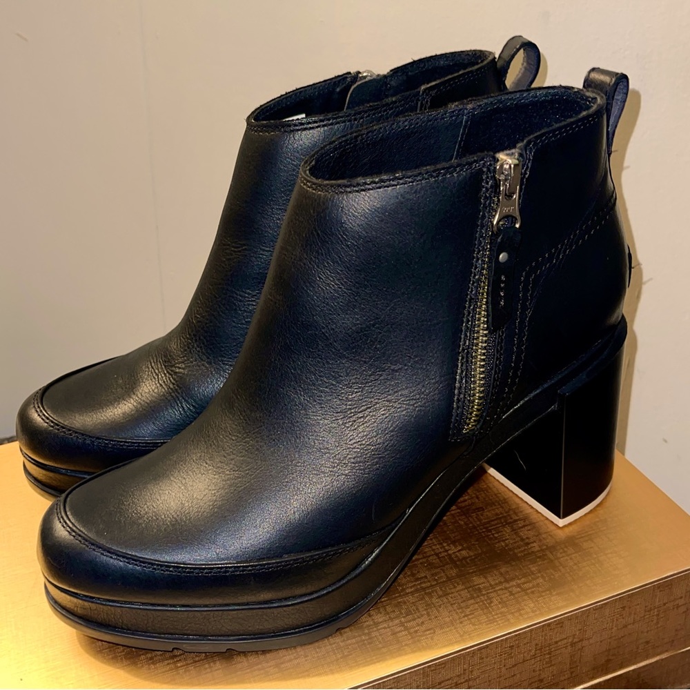 Sorel Blake Booties, yes first pic is of actual boots